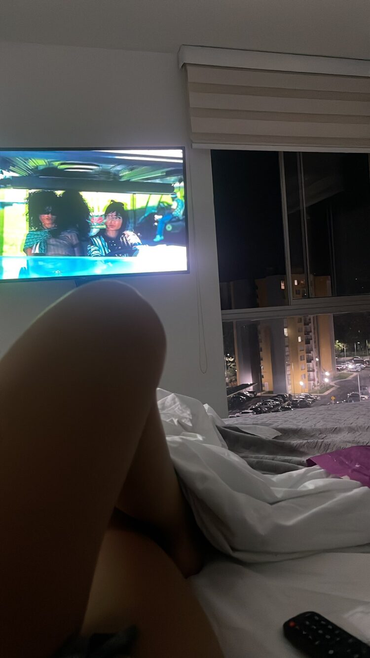 valeria gutierrez feet 6