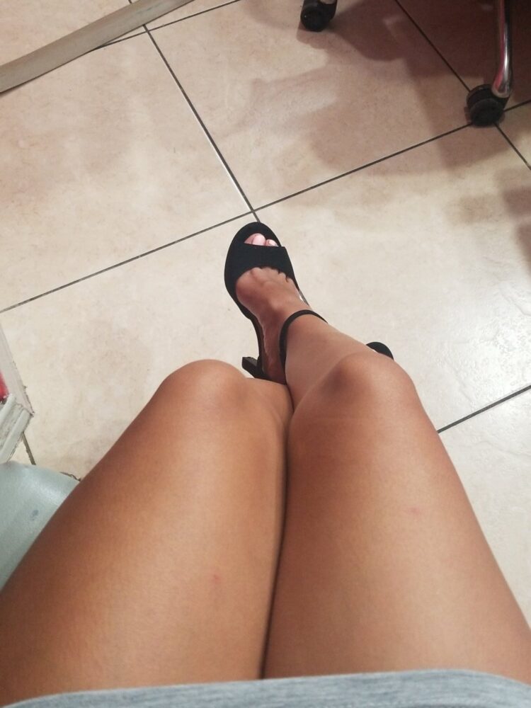 valeria gutierrez feet