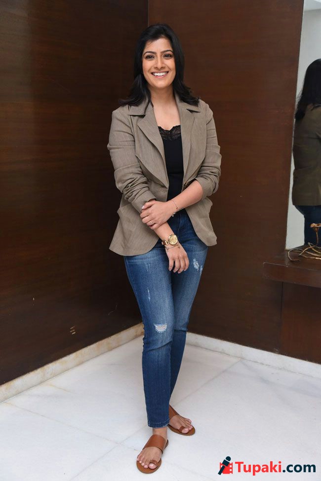 varalaxmi sarathkumar feet 4