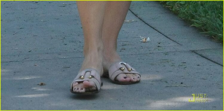 violet affleck feet 1