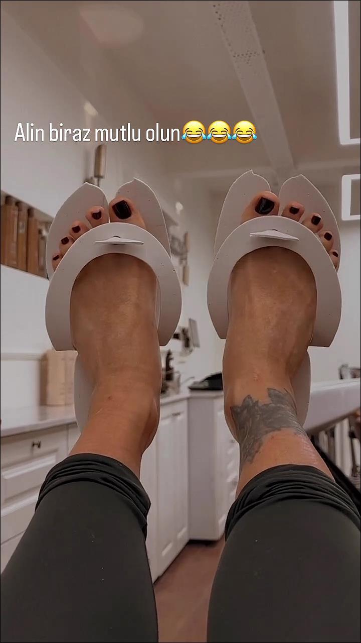 yasemin yuruk feet 1