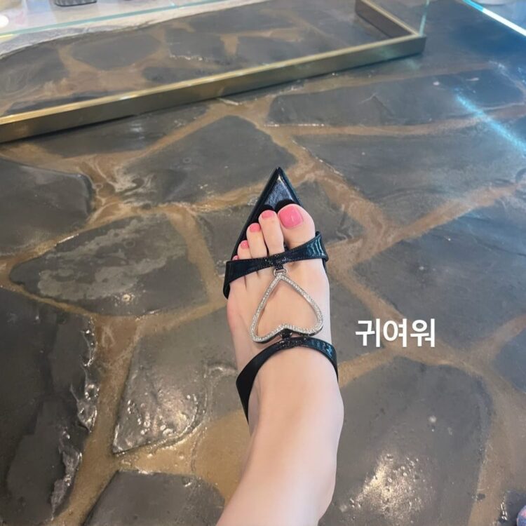 yeonseo feet 1