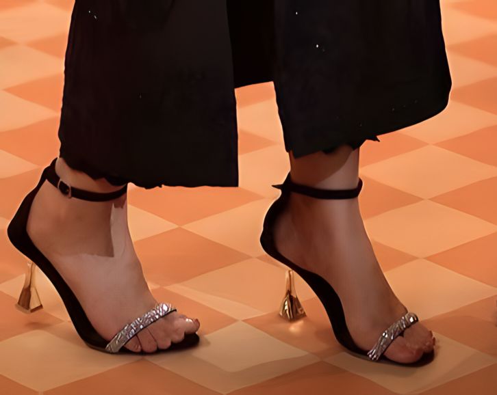 yumna zaidi feet 4