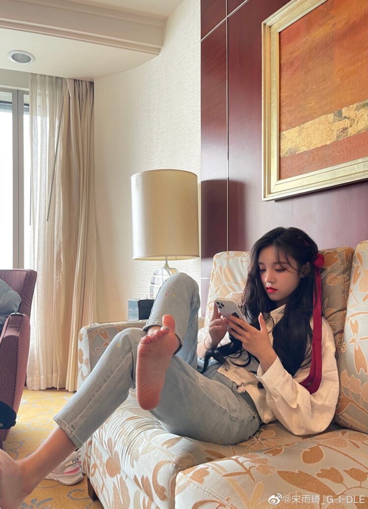 yuqi feet scaled